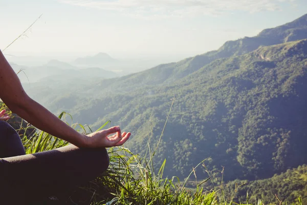 Jovem mulher meditando, close-up — Fotografia de Stock