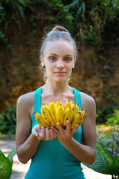 バナナを持つ若い女性の肖像画 — ストック写真