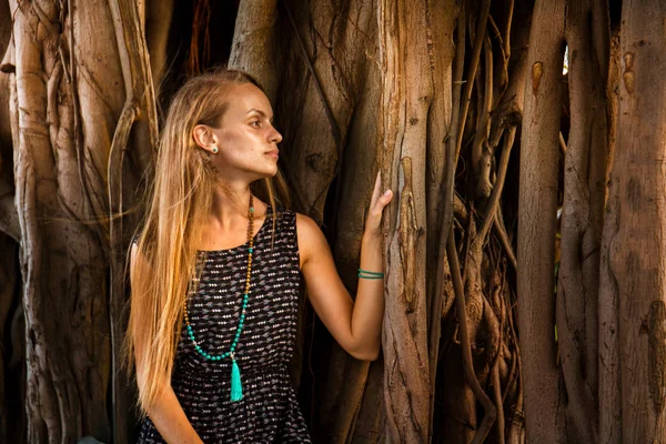 Jovencita bajo el árbol de Banyan —  Fotos de Stock