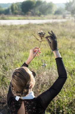 Kadınla thistlem çiçek arkadan görünüm