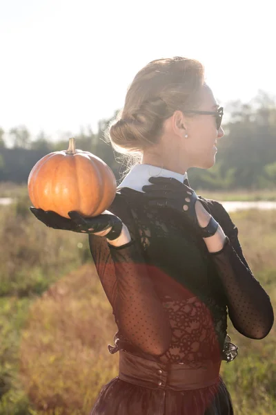 Una ragazza che tiene in mano una zucca — Foto Stock