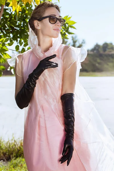 Jonge Vrouw Mooie Lange Zwarte Handschoenen — Stockfoto