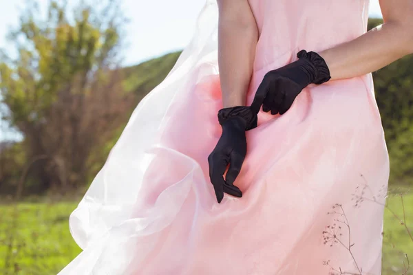 Черные женские перчатки — стоковое фото