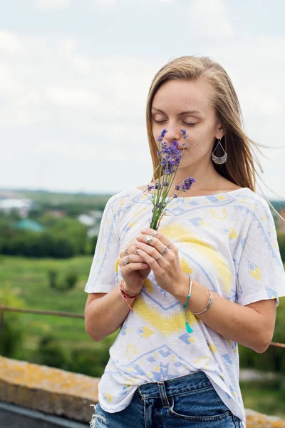 Kobieta trzyma bukiet lawendy — Zdjęcie stockowe