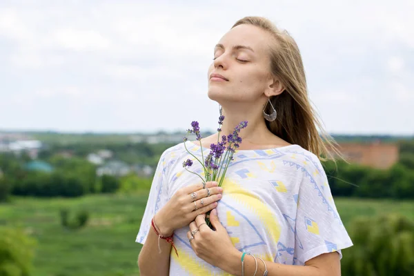 Frau mit Lavendel — Stockfoto