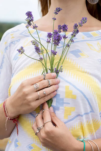 Petit bouquet dans les mains — Photo