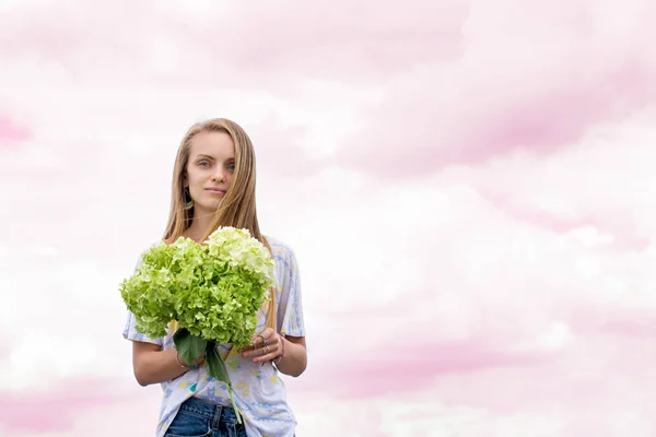 Mädchen mit einer Hortensienblüte — Stockfoto