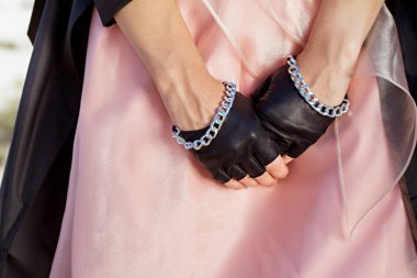 acımasız siyah eldiven