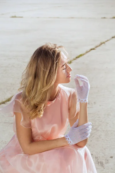 Женщина в ретро перчатках — стоковое фото