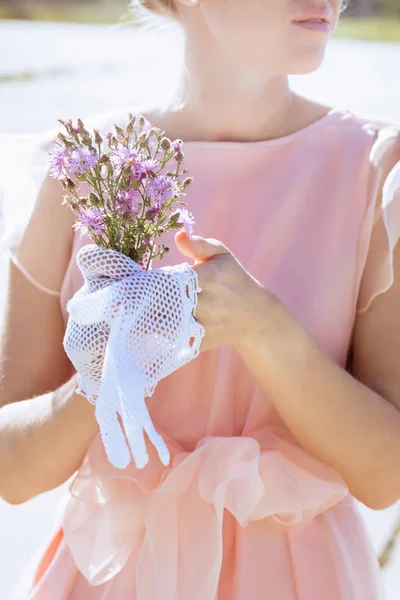 Женщина в кружевных белых перчатках ручной работы — стоковое фото
