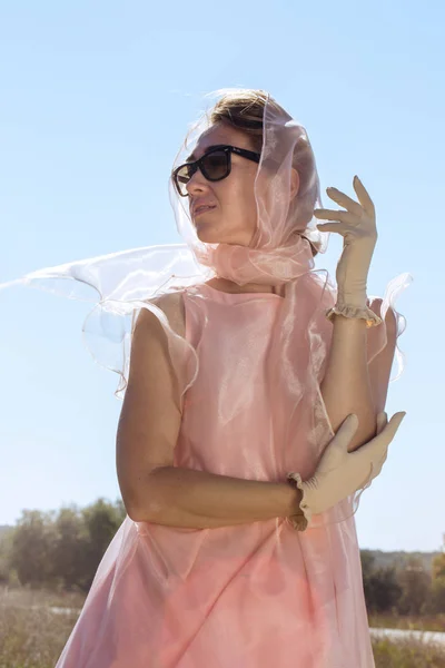 Piękna Kobieta Różowej Sukience Szalik Rękawiczki Beżowy — Zdjęcie stockowe