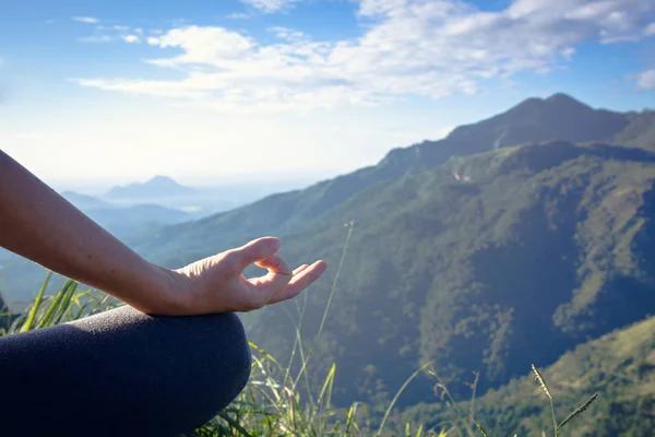 Медитация в горах, крупный план — стоковое фото