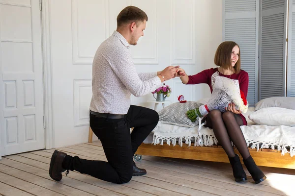 Jonge Man Maakt Een Voorstel Aan Zijn Vriendin — Stockfoto