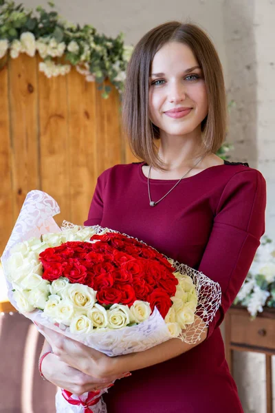 Mulher com um grande buquê de rosas — Fotografia de Stock