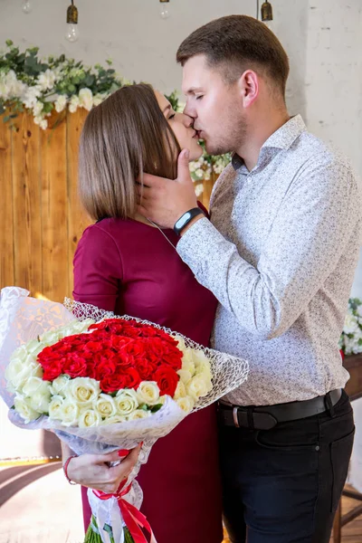 Man kysser försiktigt en kvinna — Stockfoto