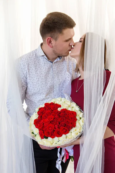 Uomo bacia una donna — Foto Stock