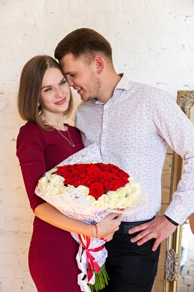 Met een boeket (echt) paar — Stockfoto