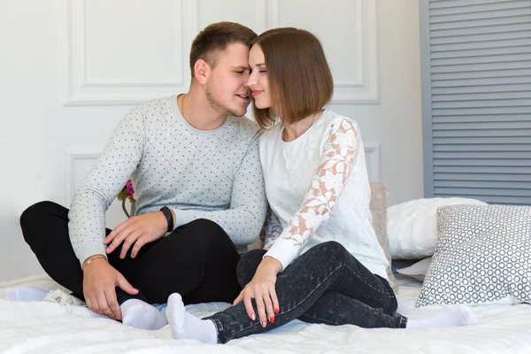 Jovem casal apaixonado na cama — Fotografia de Stock