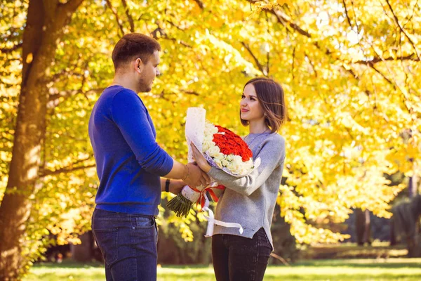 Young Man Gives Bouquet Roses His Woman — Stock Photo, Image