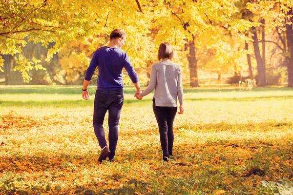 Casal andando no parque de outono — Fotografia de Stock