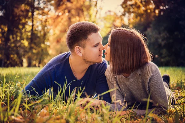 Beso en la hierba —  Fotos de Stock