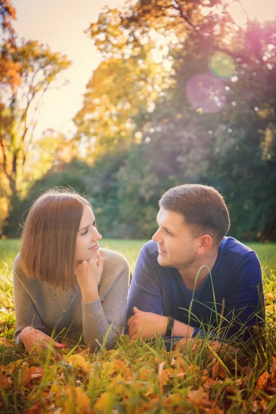 若いカップルは、草原に横たわっています。 — ストック写真