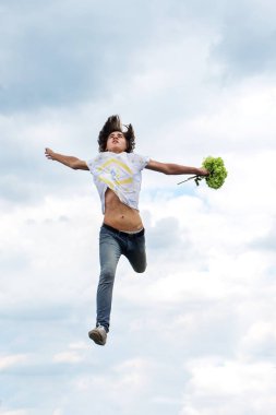 Bir buket ile genç adam