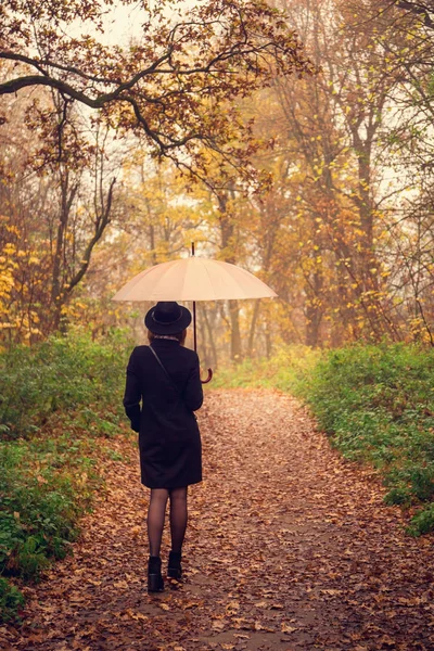 Mujer caminando bajo un paraguas —  Fotos de Stock