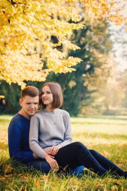 çimlerde oturan genç bir çift