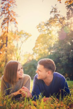 Romantik Çift çayır on yalan söylüyor