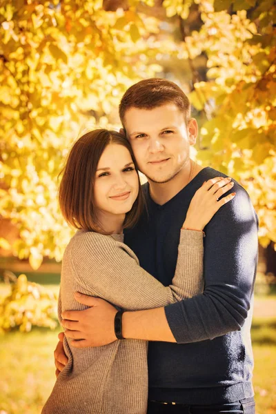 Porträtt av ett vackert ungt par — Stockfoto