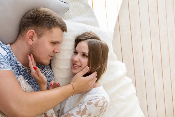 Paar leugen op kussens — Stockfoto