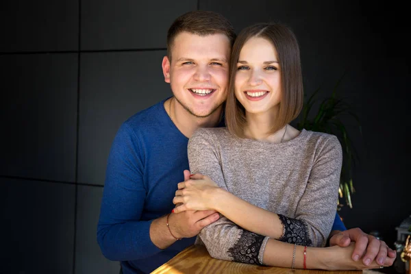 Feliz joven pareja sobre fondo oscuro —  Fotos de Stock