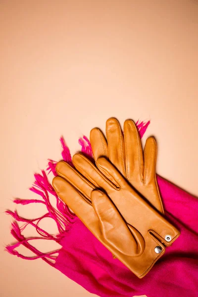 Gelbe Handschuhe auf einem Schal — Stockfoto