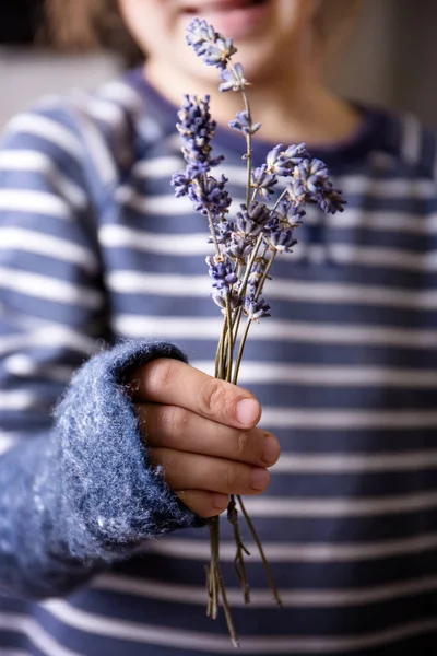 Menina feliz segurando um buquê — Fotografia de Stock