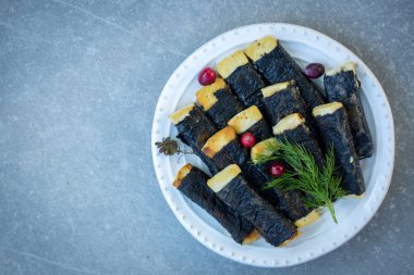 Bir tabak kızarmış tofu