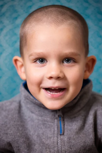 Pequeno menino alegre — Fotografia de Stock