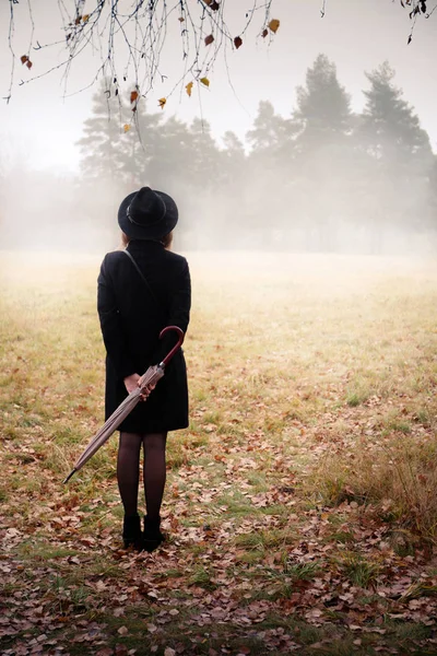 Woman looks at the fog — Stock Photo, Image