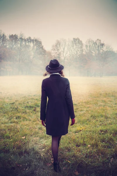 Girl walks across the field — Stock Photo, Image