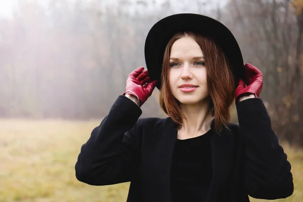 Donna dai capelli rossi in un cappello — Foto Stock