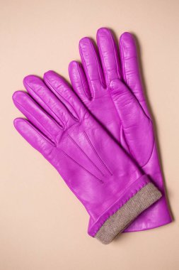 Pembe eldivenleri ısındı