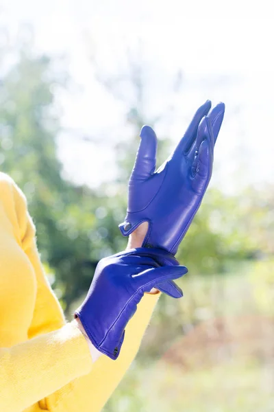 Tragen schöne blaue Handschuhe — Stockfoto