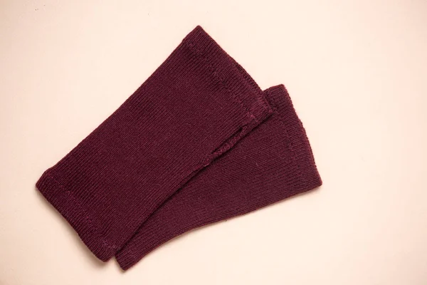 Wol rajutan tanpa jari sarung tangan warna burgundy — Stok Foto
