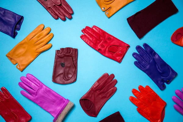 Kadınlar için çok renkli deri eldiven — Stok fotoğraf