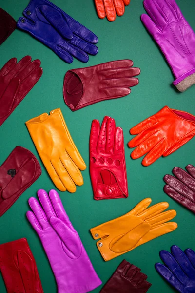 Set van handschoenen op een groene achtergrond — Stockfoto