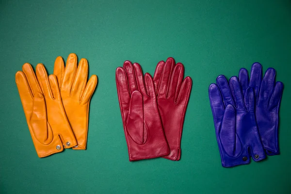 Helder blauw gele en rode handschoenen — Stockfoto