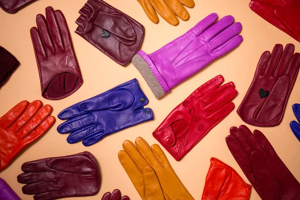 Vele veelkleurige handschoenen, bovenaanzicht — Stockfoto
