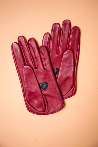 Handgefertigte rote Lederhandschuhe — Stockfoto