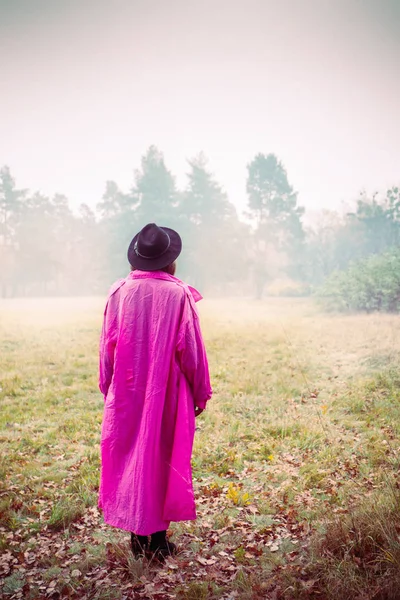 Kız vintage pembe ceket — Stok fotoğraf