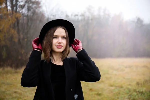 Ritratto donna con cappello primo piano — Foto Stock